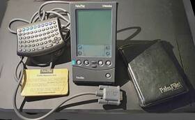 E0051279111e 3com Palm & Seiko Electronics Pilot Pro Orig. Issue Usa-made Hot Sync Cradle Sleeve Stylus And Keybd