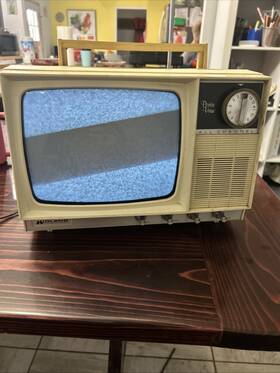 15-109b Midland Vintage Porta View Portable Television Model 15 - 109b
