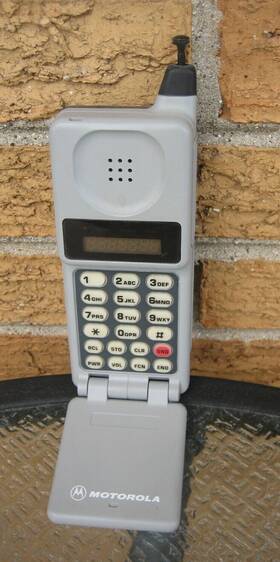 76282wnfsb Motorola Vintage Model Communicator Wireless Flip Cell Phone Brick