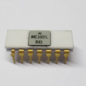 Mc1007l Motorola Vintage Triple 3-input Gates White Ceramic Gold Leads 1978