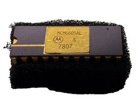 Mcm6605al Motorola Dynamic Random Access Memory Dram In Gold/ceramic