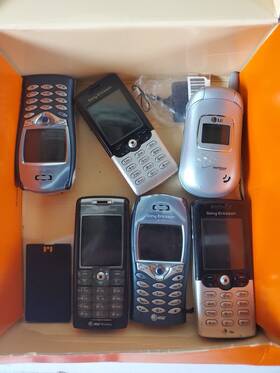 T610 Sony Box Of 6 Old Cellphones W 2 Chargers Ericsson Lg Look Dumb Phones Flip