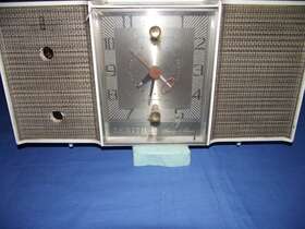 L514w Zenith Model Snooz-alarm Clock Tube Radio. Cabinet Only